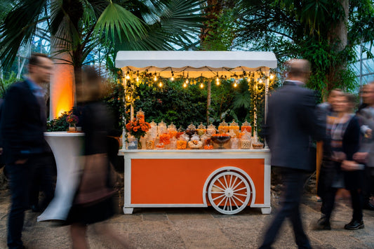 Candybarwagen auf Firmenevent im Palmengarten Frankfurt mit vorbeilaufenden Gästen
